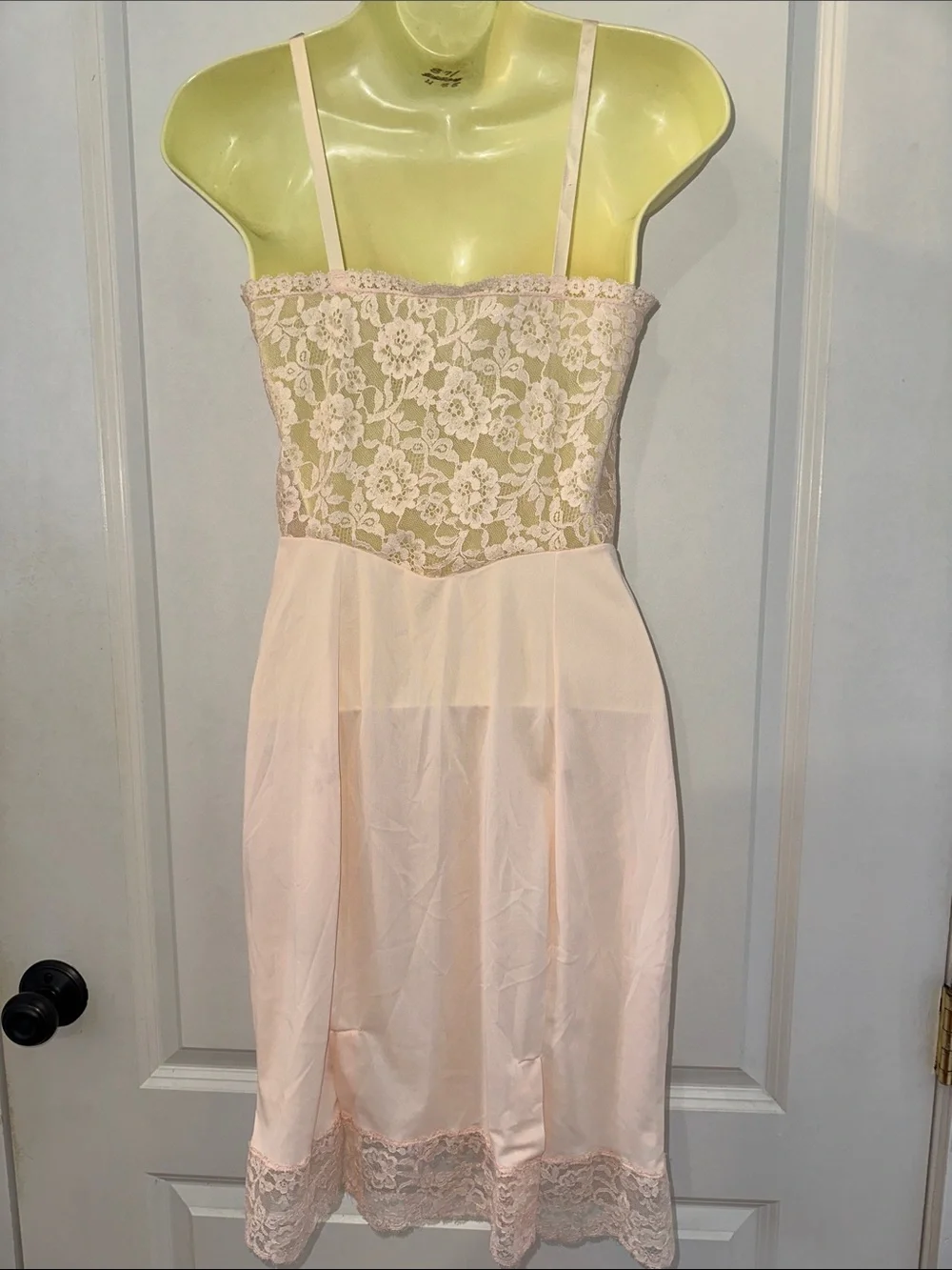 Vintage 60s Formfit Rogers light pink full slip with lace bodice & hem - Picture 5 of 9